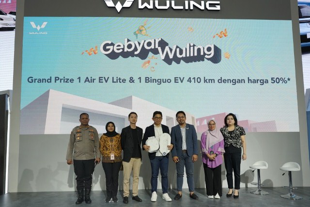 Wuling Umumkan Pemenang Grand Prize GIIAS 2024 pada acara Wuling September Meriah di The Forum Mall Kelap